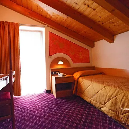 Hotel Ristorante Milano Vermiglio Esterno foto